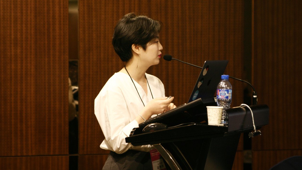 두 번째 세션으로 발표중인 김현정 연구원. 표정이 매우 진지합니다.